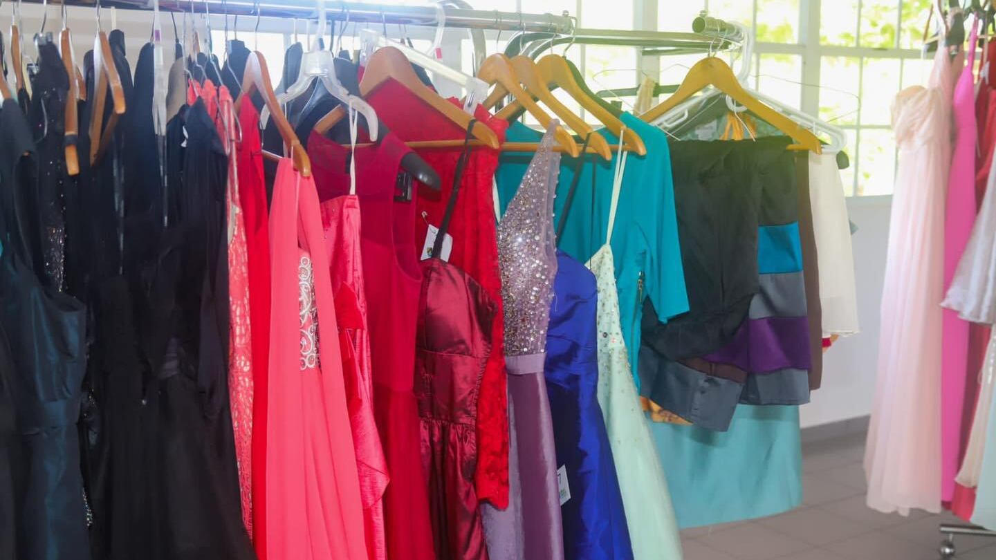 Aguas Buenas se une a iniciativa de vestir graduandos para su prom