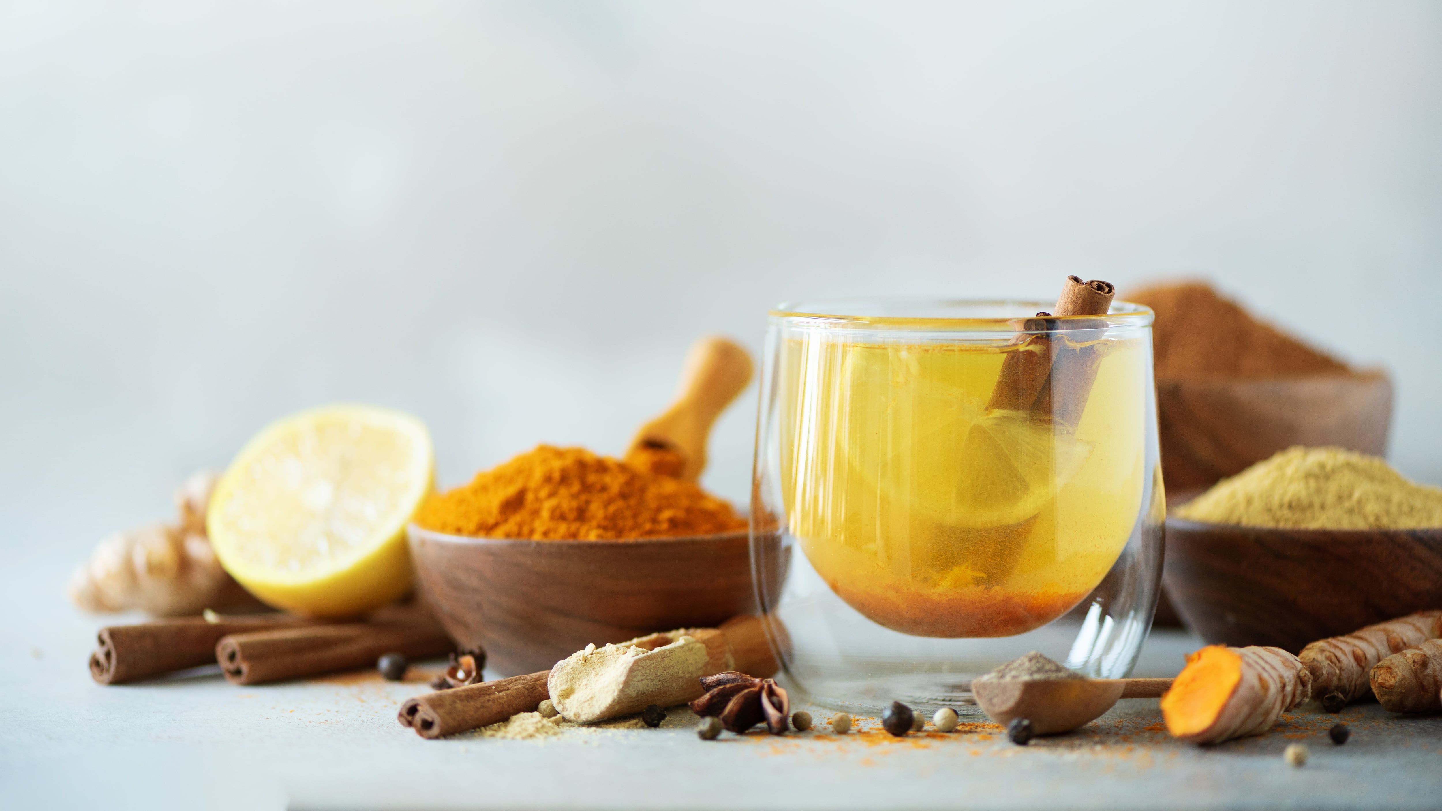 Infusión de cúrcuma con limón y canela