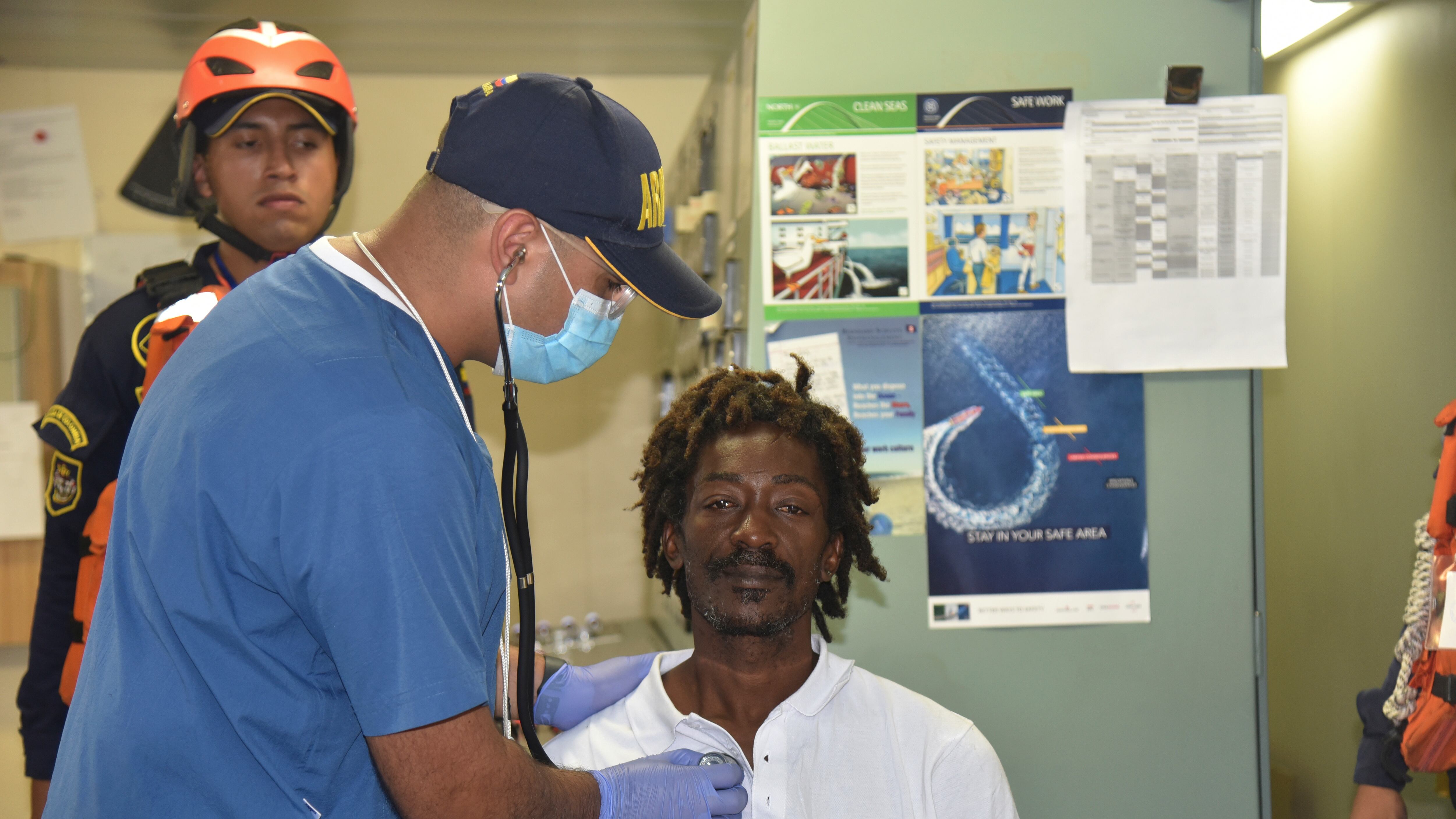 Elvis Francois es atendido por miembros de la Armada colombiana