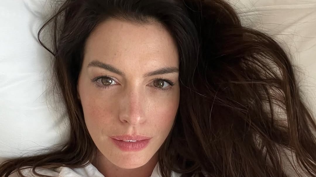 Anne Hathaway es nombrada la mujer más hermosa por People 2026