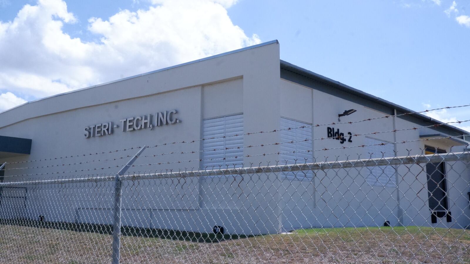 Edificio de un nivel con el nombre "Steri-Tech, Inc.".