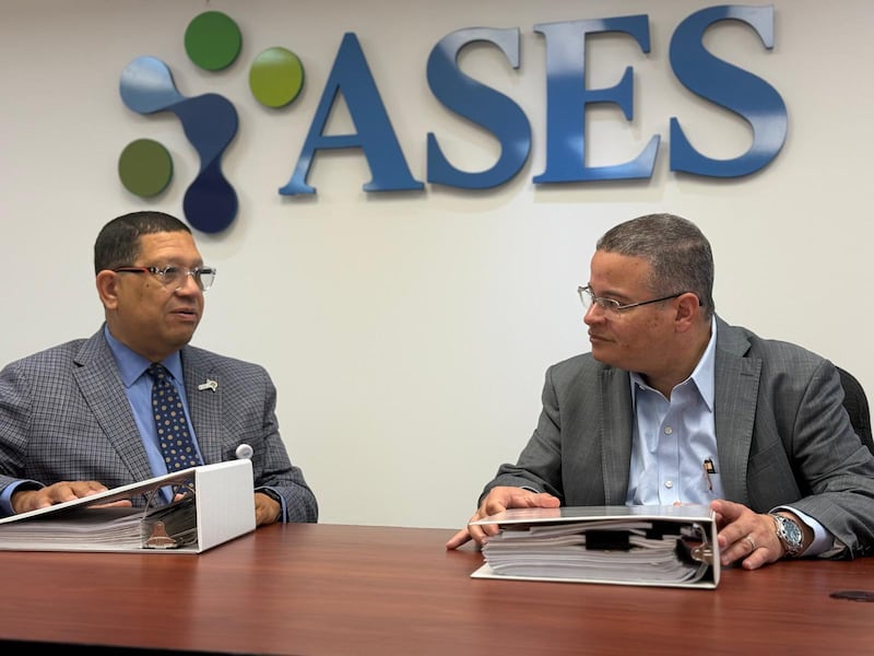 Carlos Santiago Rosario, director ejecutivo de ASES, y Víctor Ramos Otero, presidente de la Junta de Directores de la ASES y secretario del Departamento de Salud.
Foto suministrada