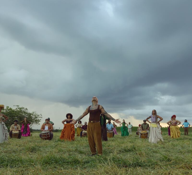 Rauw Alejandro en el video de "Besito en la frente".