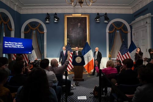 Alcalde de Nueva York advierte deberá subir impuestos a la propiedad si no se aumentan taxes a los ricos