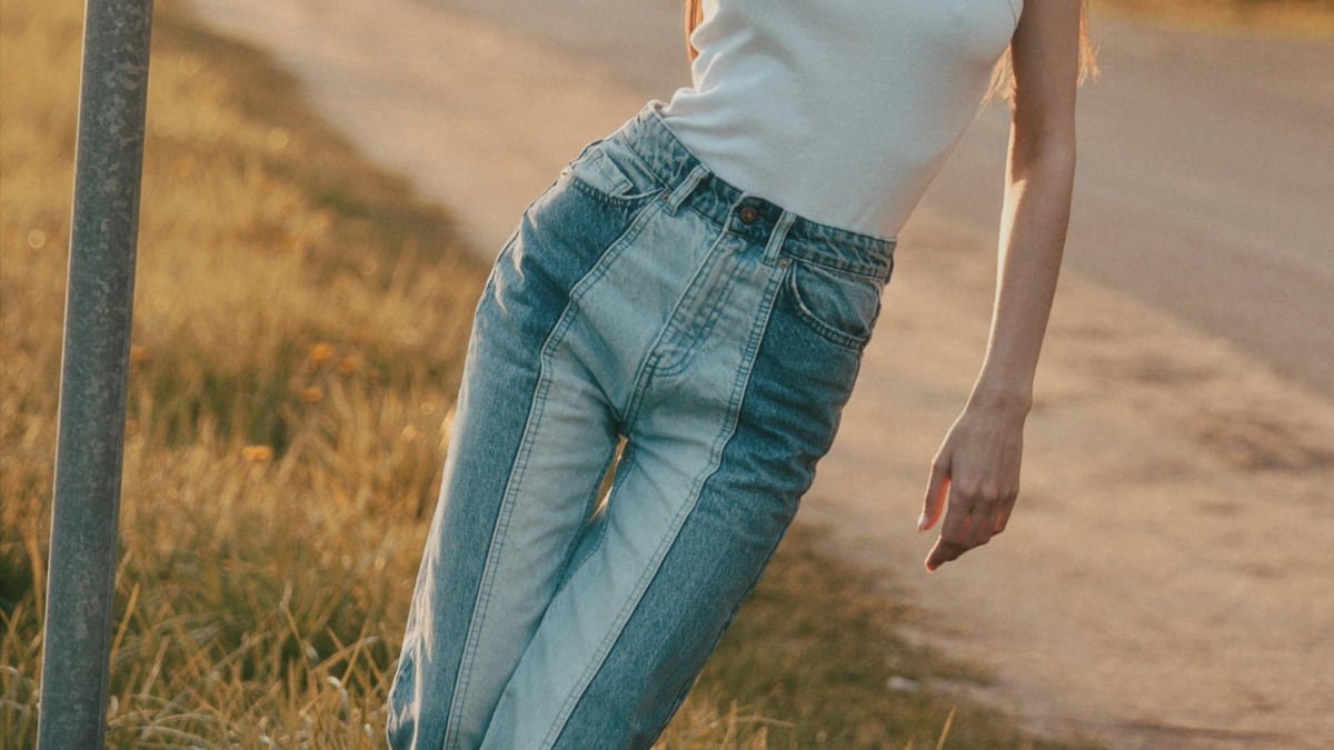 ¿Tenis o flats? Cómo llevar jeans ‘bicolor’ con calzado cómodo sin perder la clase