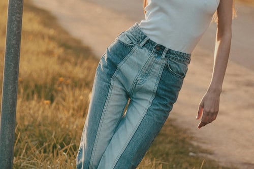 ¿Tenis o flats? Cómo llevar jeans ‘bicolor’ con calzado cómodo sin perder la clase