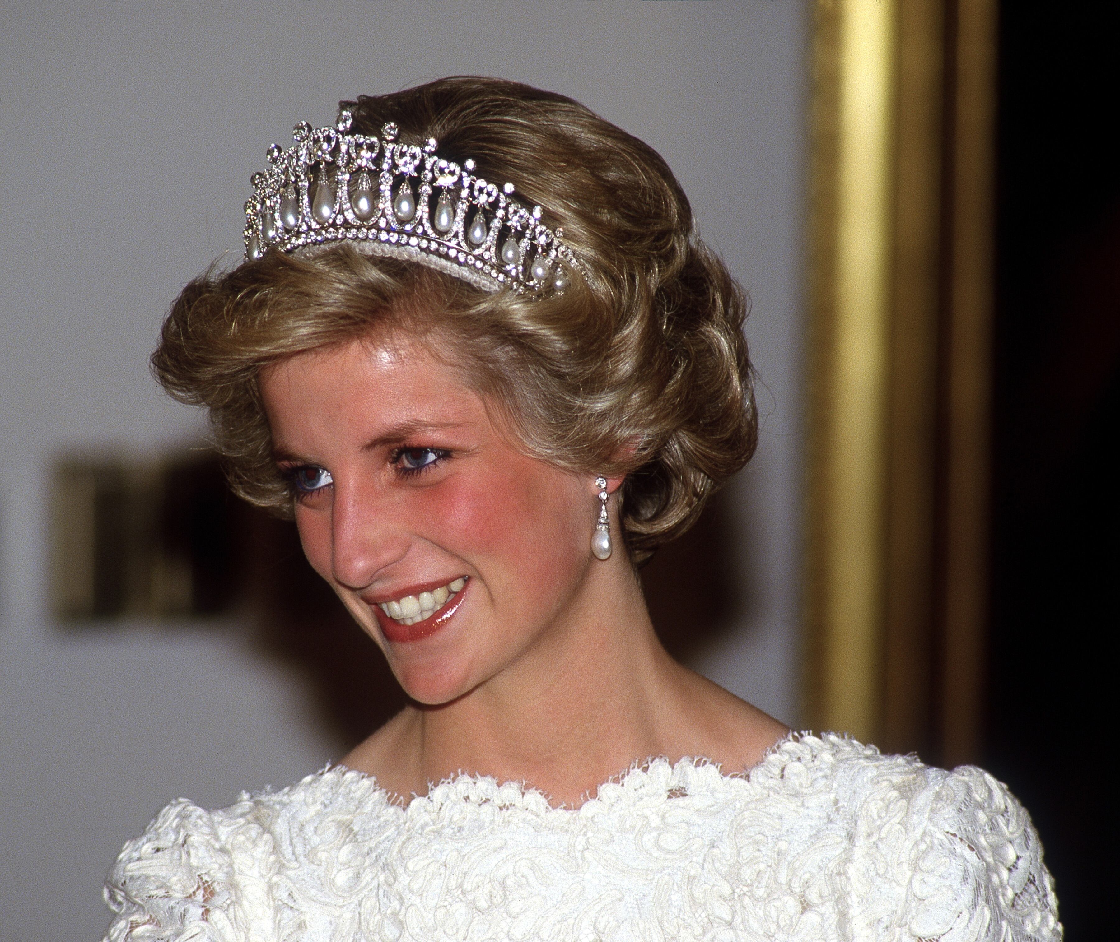 Princess Diana (1961 - 1997) at a dinner at the British Embassy, Washington D.C., November 1985. She is wearing a cream lace Murray Arbeid gown and the Queen Mary tiara. (Photo by Terry Fincher/Princess Diana Archive/Getty Images)