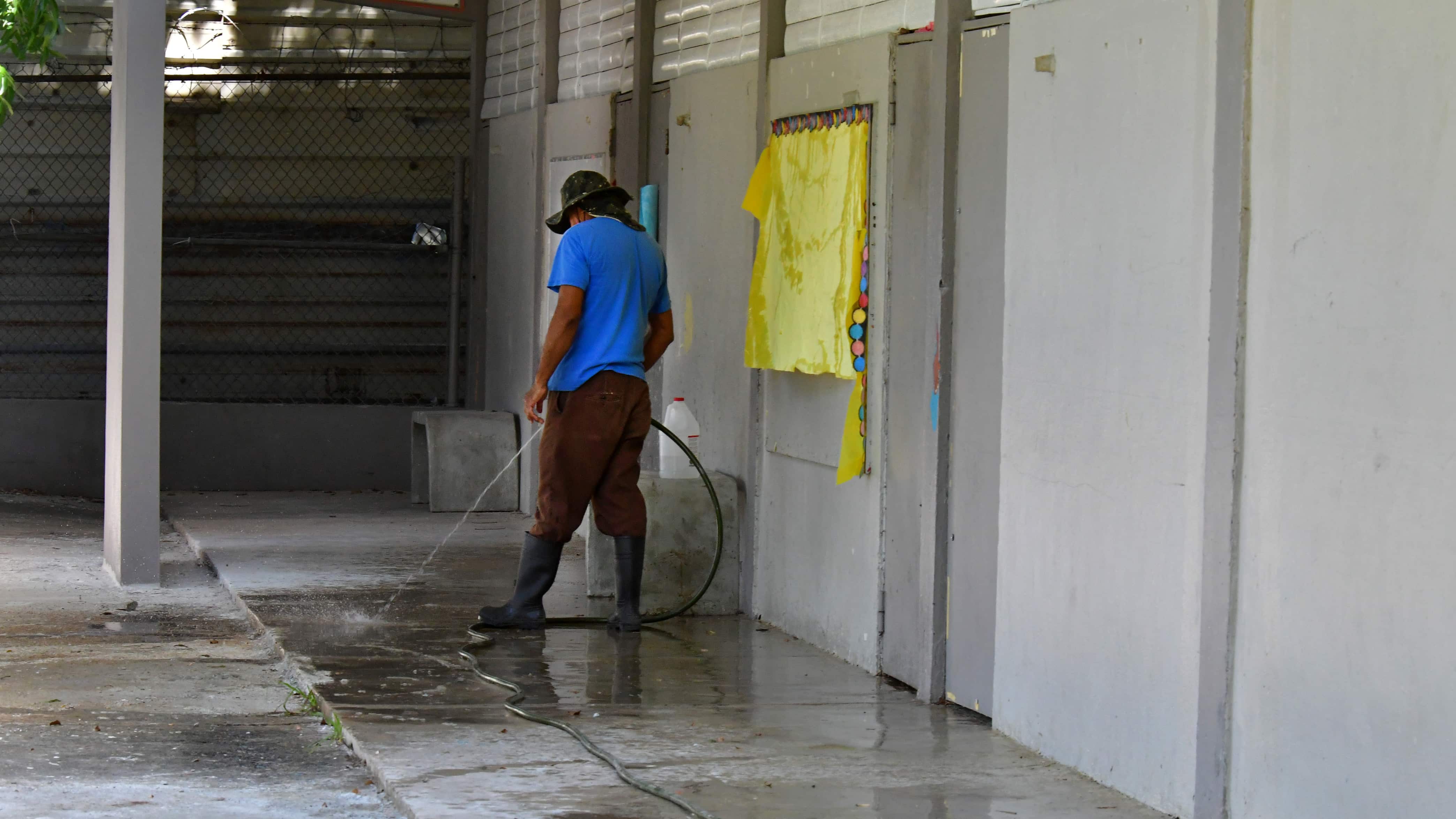 Preparativos para el comienzo de clases. Escuela Maria Labra