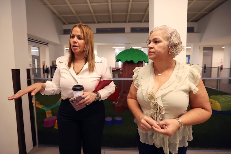 La alcaldesa de Canóvanas, Lornna Soto Villanueva, y la directora Ana María Ríos Quiñones defienden el servicio de los centros Head Start.
Foto por Brandon Cruz González | Centro de Periodismo Investigativo