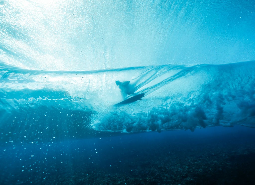 Gabriel Medina, el preferido de los corresponsales, atraviesa un tubo durante la primera ronda.