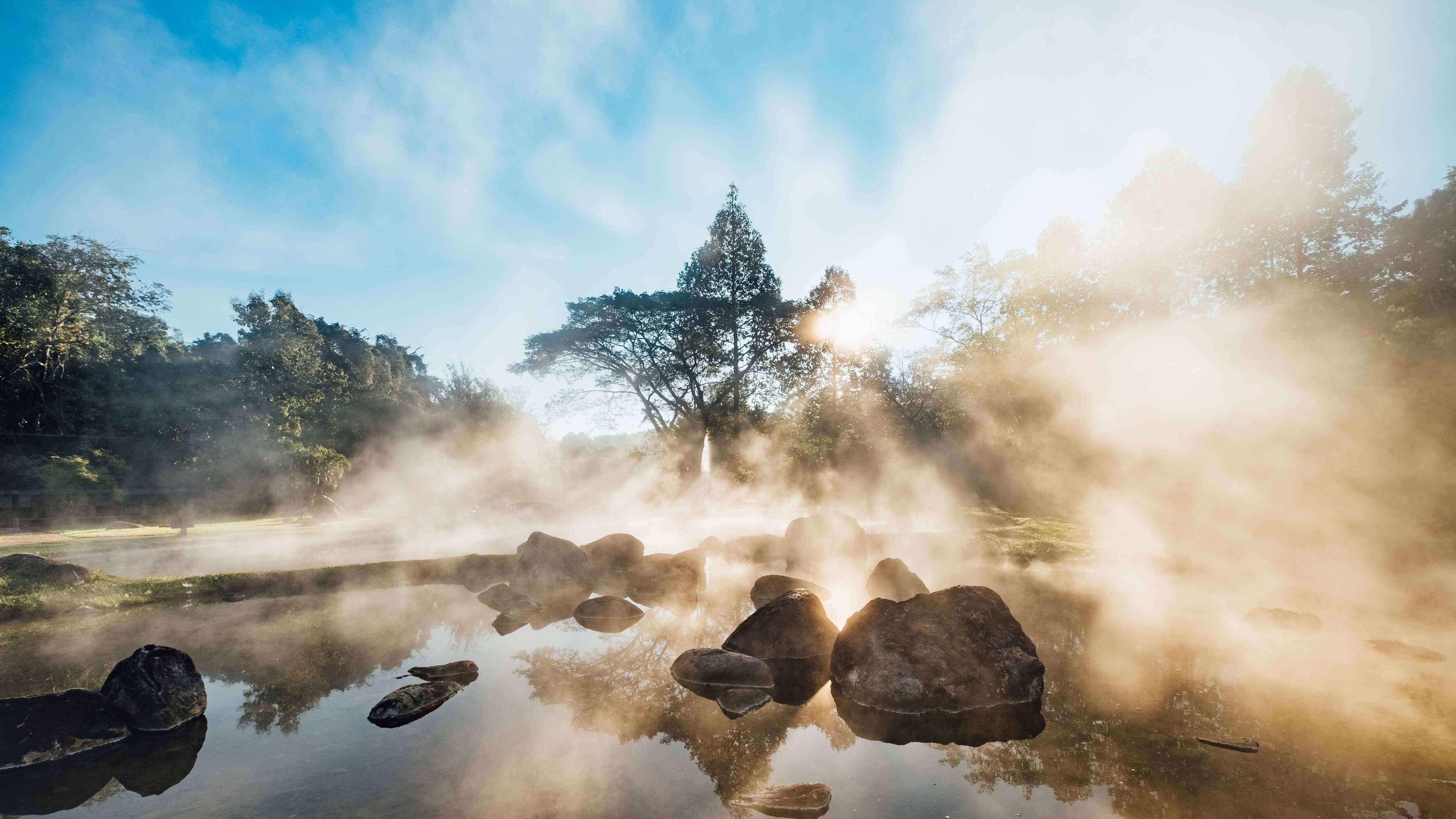 Disminuir la tensión muscular, mejorar la apariencia de la piel y aumentar la circulación sanguínea son algunos de los beneficios más conocidos de las aguas termales.  Fotos: Freepik y Unsplash.