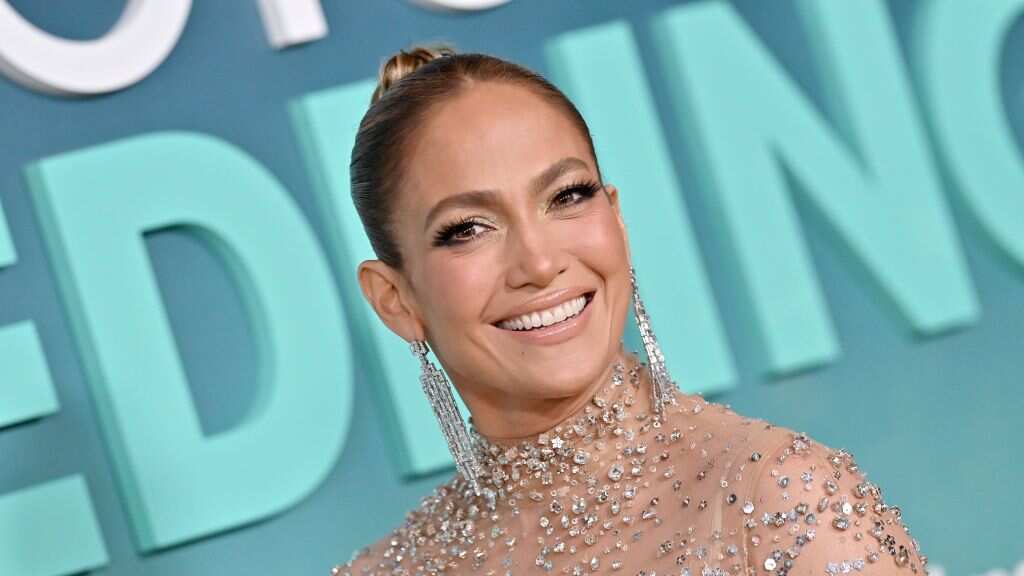 Jennifer Lopez entra na moda do corte de cabelo “shaggy” com muitas camadas e franjas cacheadas