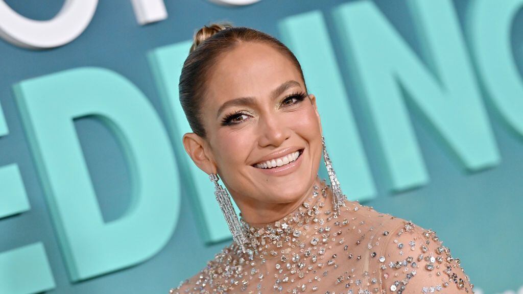 Jennifer Lopez entra na moda do corte de cabelo “shaggy” com muitas camadas e franjas cacheadas