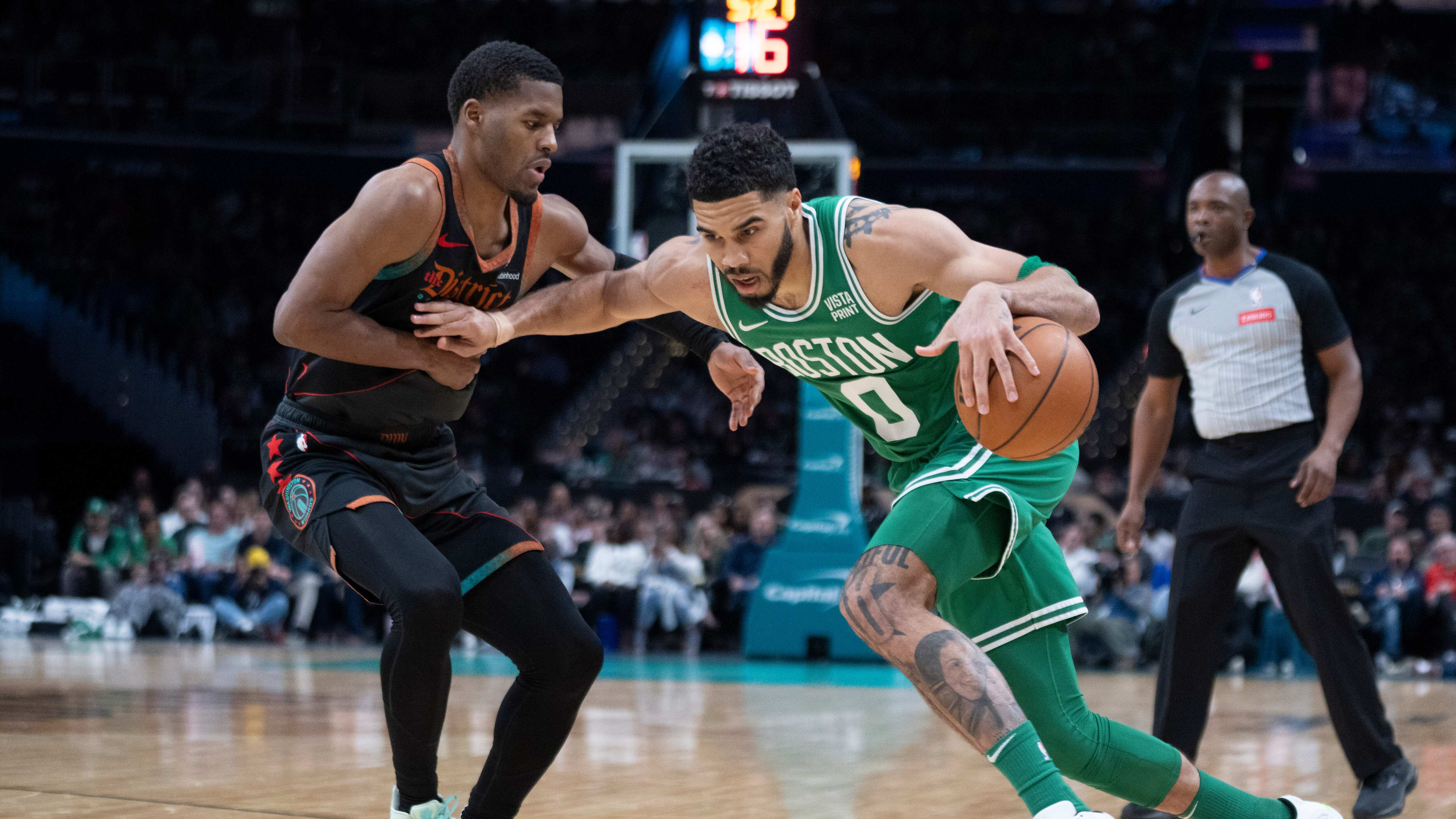 Jayson Tatum (0), de los Celtics de Boston, controla el balón mientras que Jared Butler, de los Wizards de Washington, lo presiona durante la segunda mitad del juego de baloncesto de la NBA, el domingo 17 de marzo de 2024, en Washington. (AP Foto/Manuel Balce Ceneta)