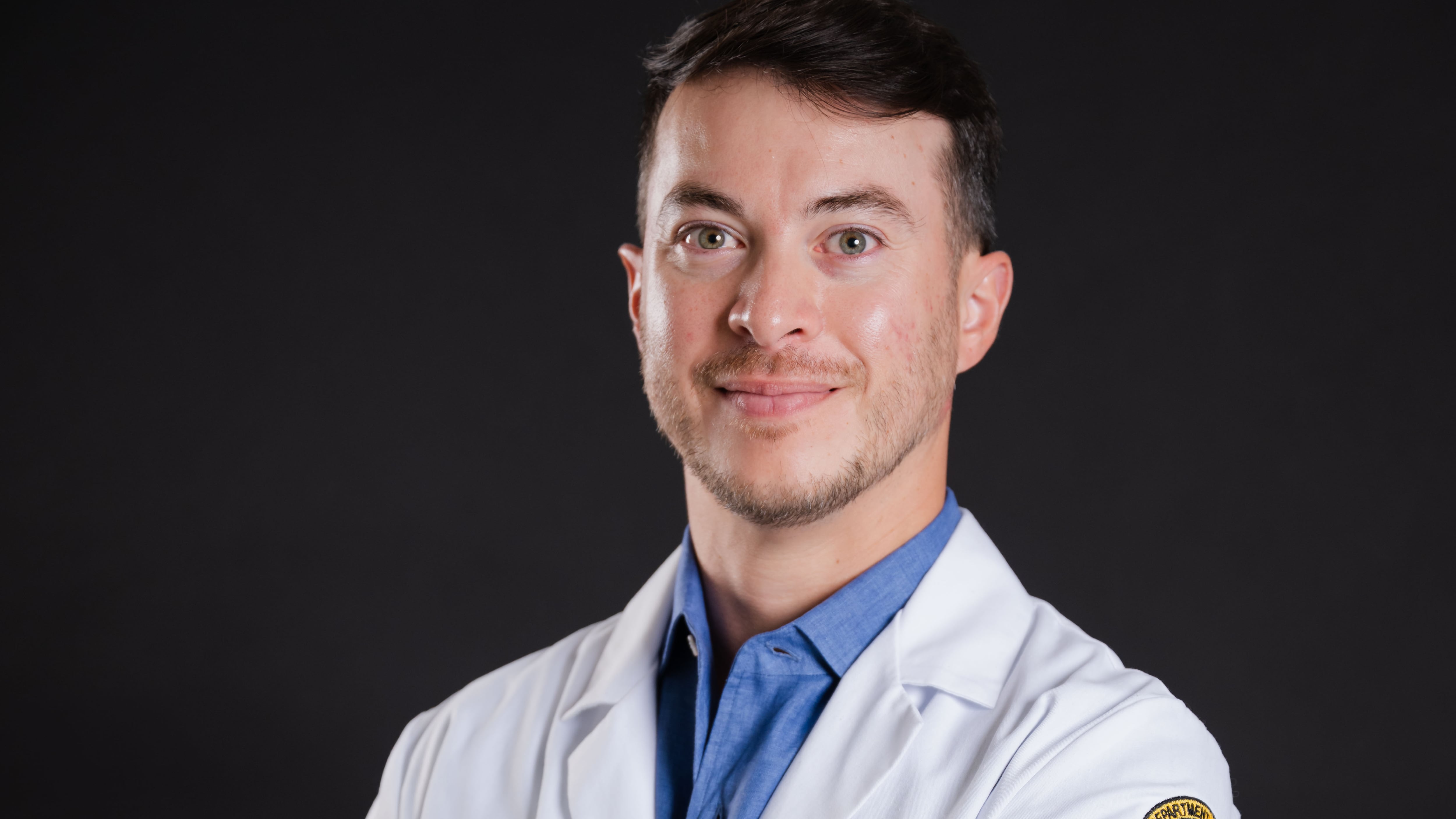 El Dr. Joanatán Hernández Rosa, cirujano plástico con más de siete años de experiencia