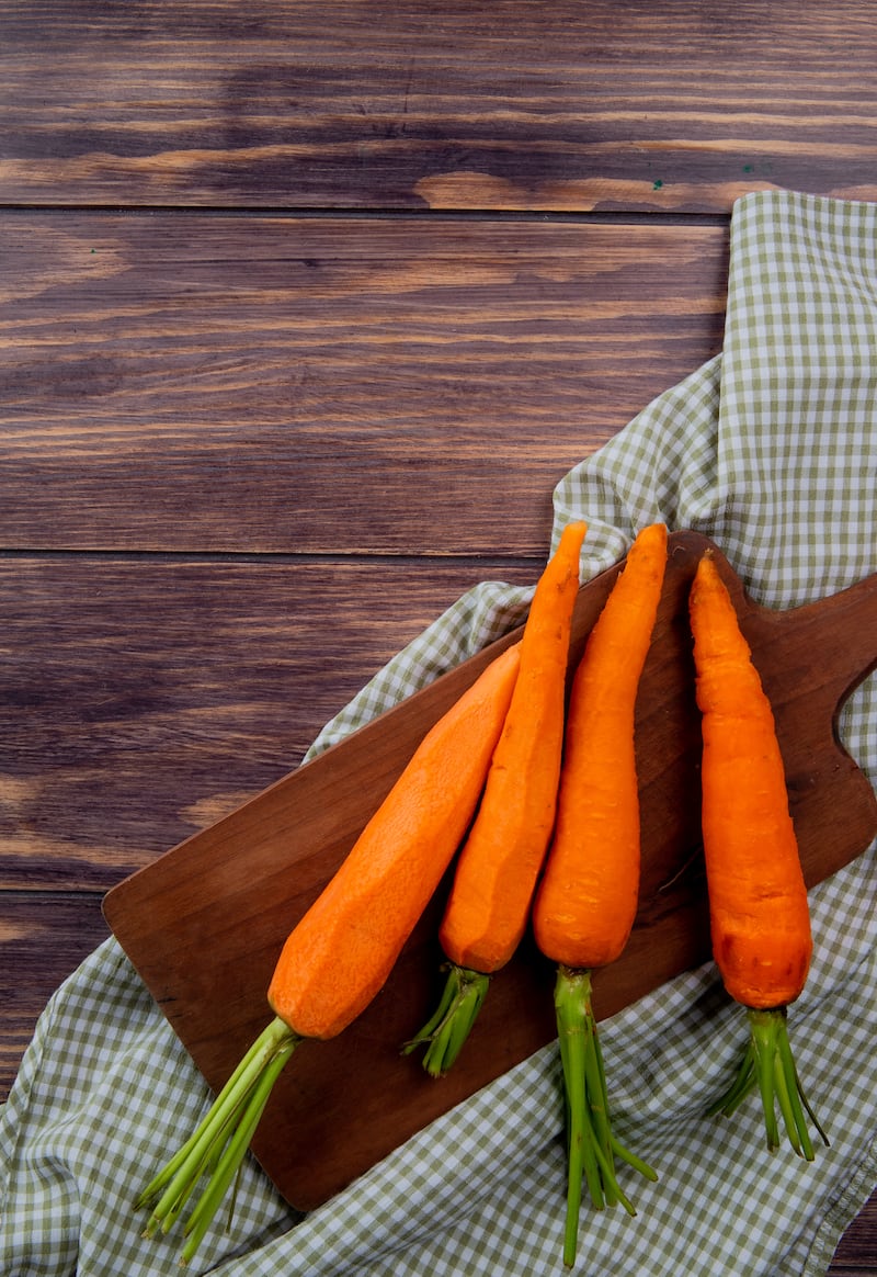 Dos de las propiedades más conocidas de la zanahoria son el fortalecimiento de la piel y la mejora de la salud ocular. No obstante, ofrece más beneficios para la salud. Foto: Freepik.