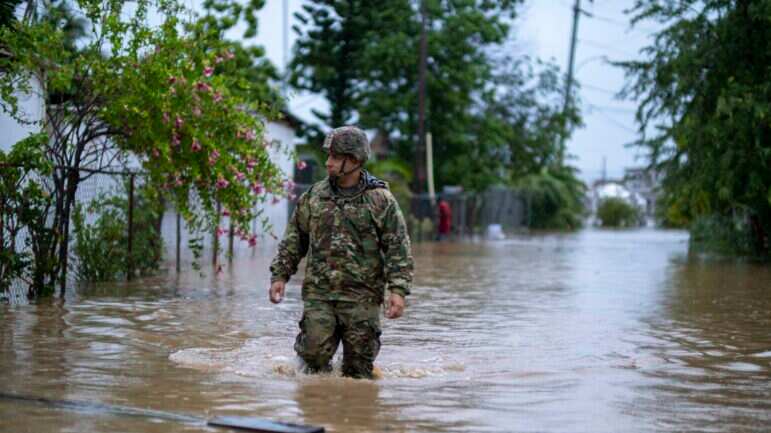 Familias en Salinas tuvieron que desalojar sus casas debido a las inundaciones.