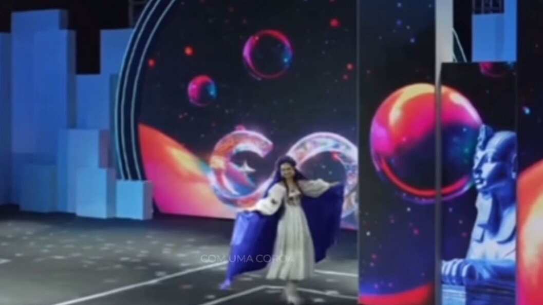 El momento se dio en el desfile de trajes nacionales, típicos o de fantasía.