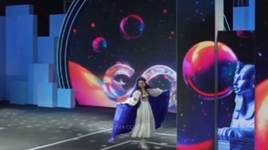 El momento se dio en el desfile de trajes nacionales, típicos o de fantasía.