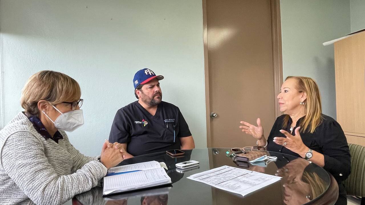 María Conte, directora del ICF, Carlos Mellado, secretario de Salud, y Wanda Llovet,
directora del Registro Demográfico, se reunieron un día después del paso del
huracán Fiona para revisar el protocolo de documentar las muertes relacionadas al
ciclón.
Foto sacada de Facebook