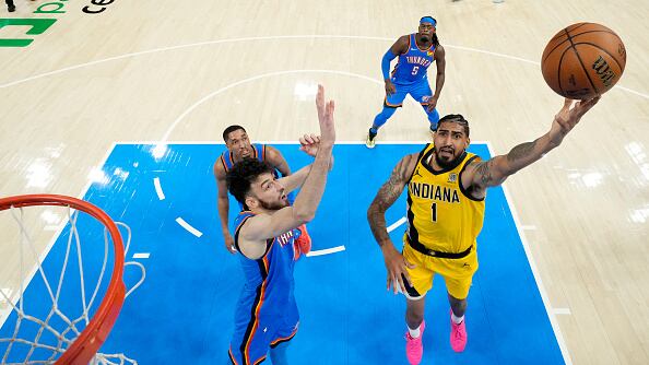 OKLAHOMA CITY, OKLAHOMA - 08 DE JUNIO: Obi Toppin (#1) de los Indiana Pacers intenta un lanzamiento contra Chet Holmgren (#7) de los Oklahoma City Thunder durante el cuarto período del Juego 2 de las Finales de la NBA 2025 en el Paycom Center, el 08 de junio de 2025, en Oklahoma City, Oklahoma.