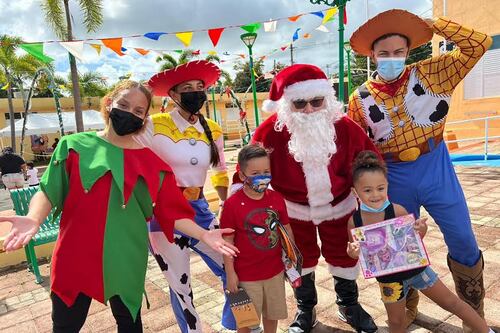 Niños de Ceiba reciben regalos a días de la Navidad