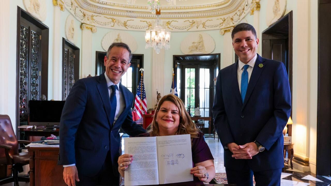 Gobernadora firma traspaso del Parque Luis Muñoz Rivera