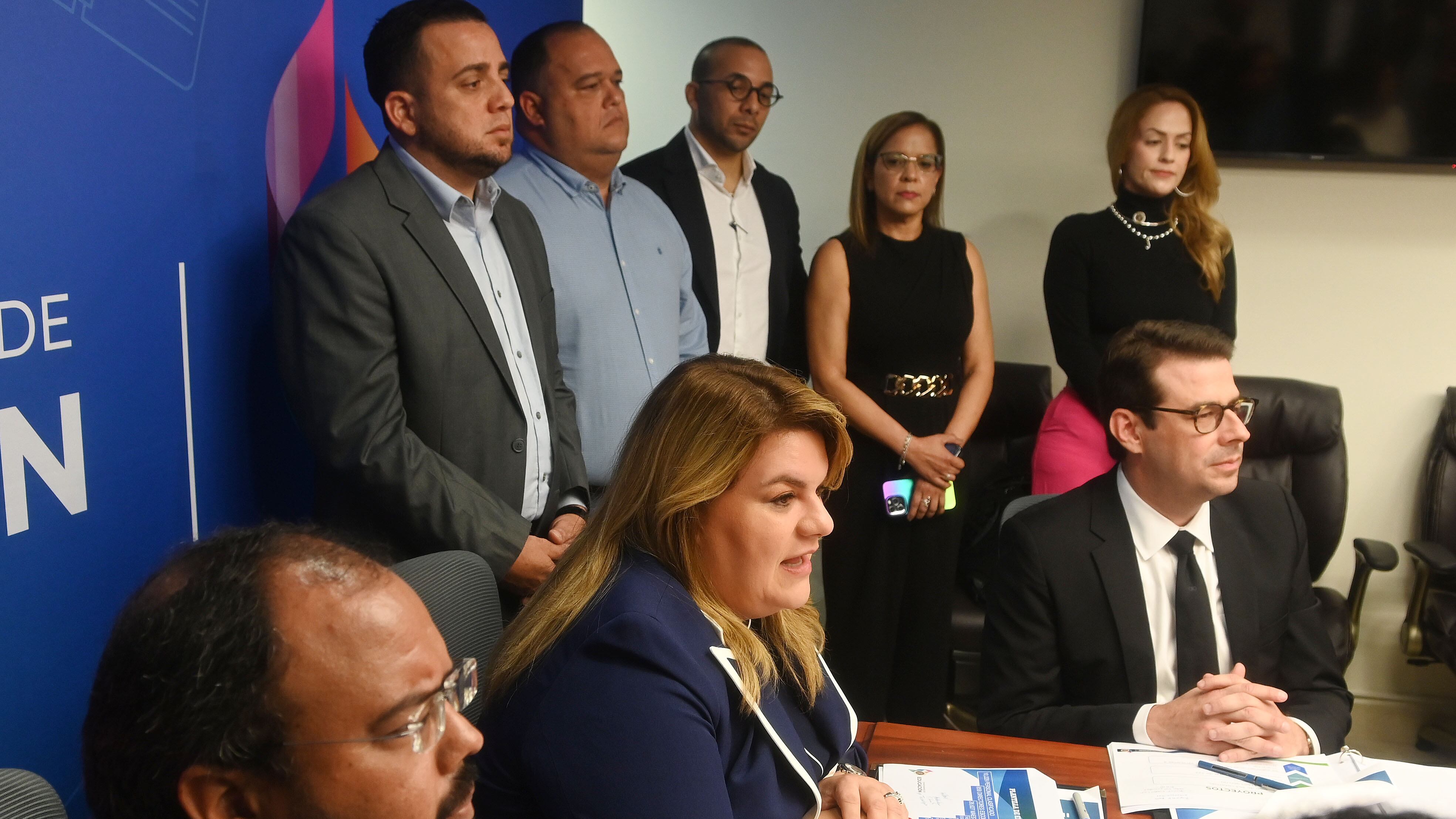 La gobernadora, Jennifer González, se reune con el Secretario de Educación, Elieze Ramos Parés y otros funcionarios de educación y del gobierno