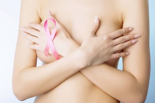 Revelan por qué el riesgo de cáncer de mama aumenta tras la menopausia