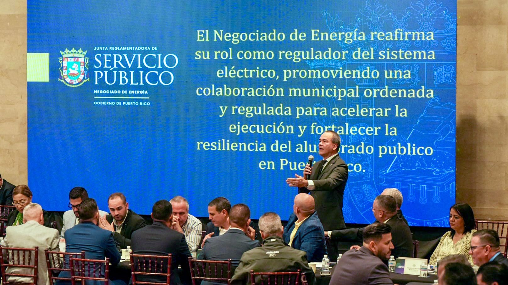 Edison Avilés Deliz, presidente del Negociado de Energía, durante presentación sobre marco jurídico para que municipios participen en reparación de luminarias