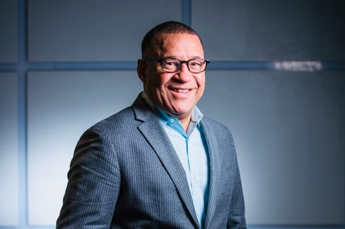 Víctor Roque se une a IBC y QBS firma alianza con Hipódromo Camarero