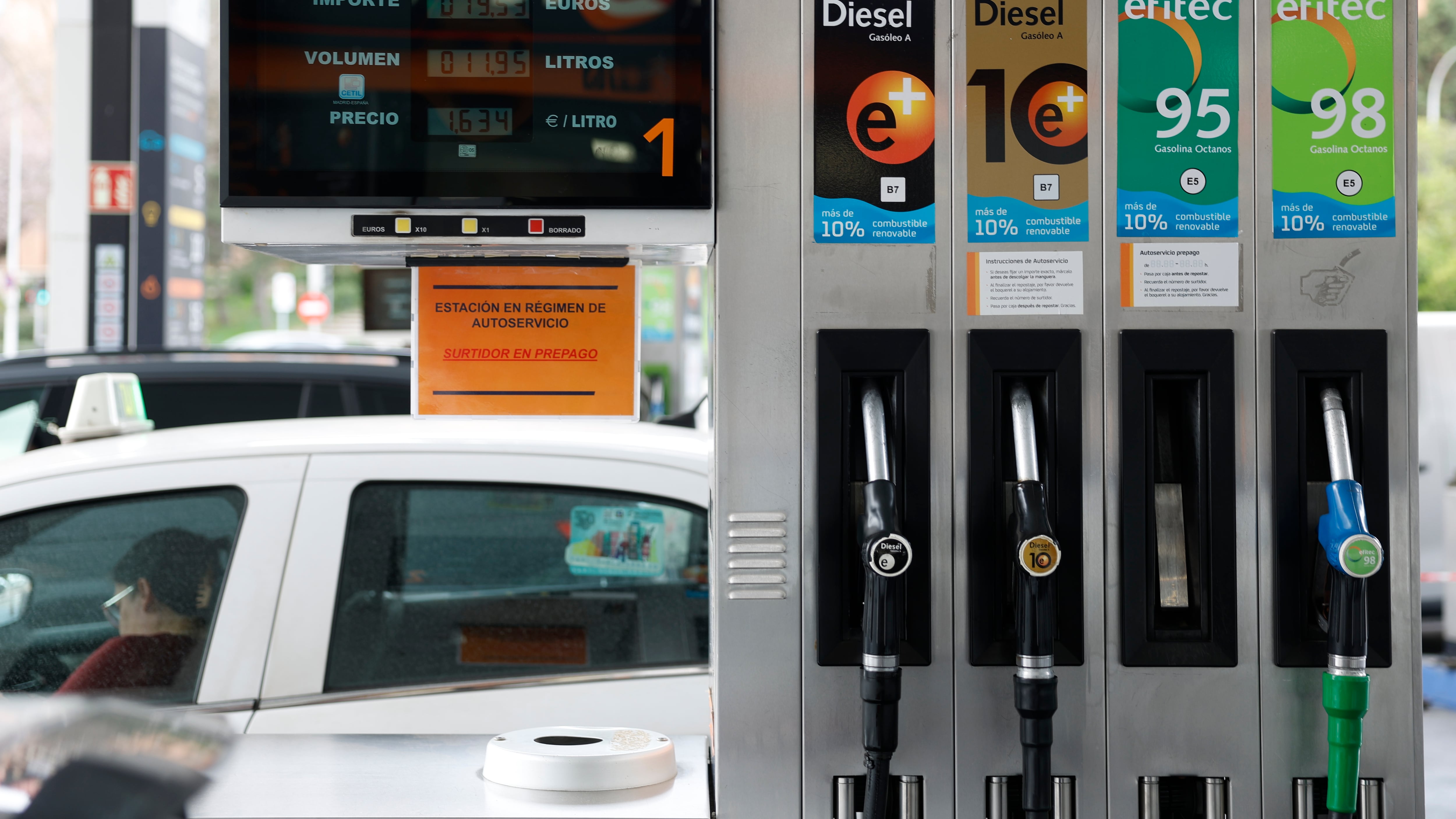 Imagen de los surtidores en una gasolinera de Madrid.EFE/ Mariscal
