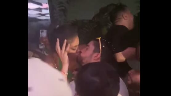 Bad Bunny es captado besando a una mujer