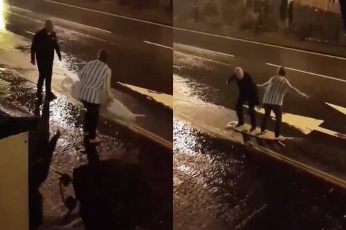 Abuelos se divierten como niños bajo la lluvia