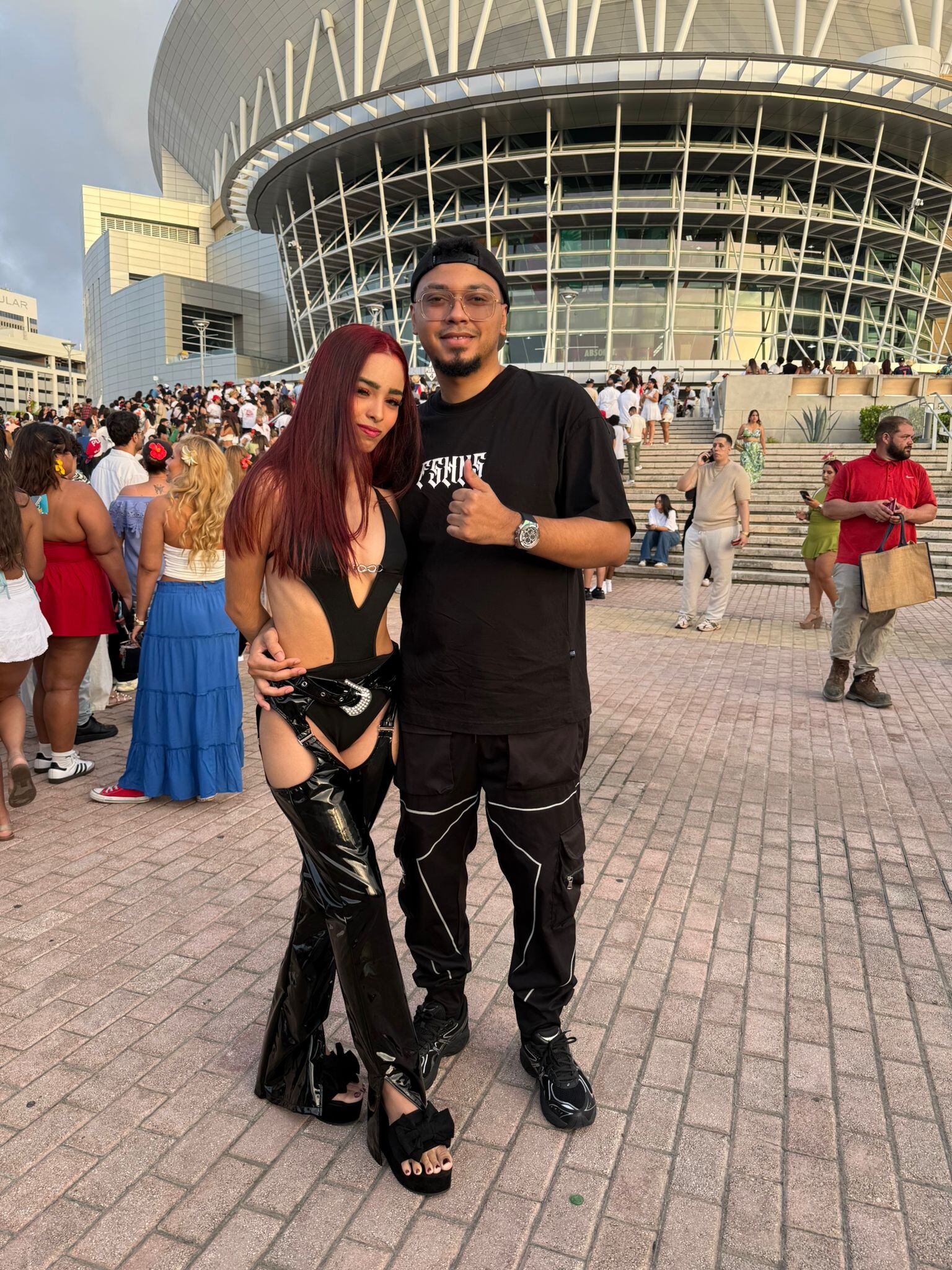 Fanáticos de Bad Bunny lucieron sus mejores vestidos, al estilo boricua para la primera función del concierto.