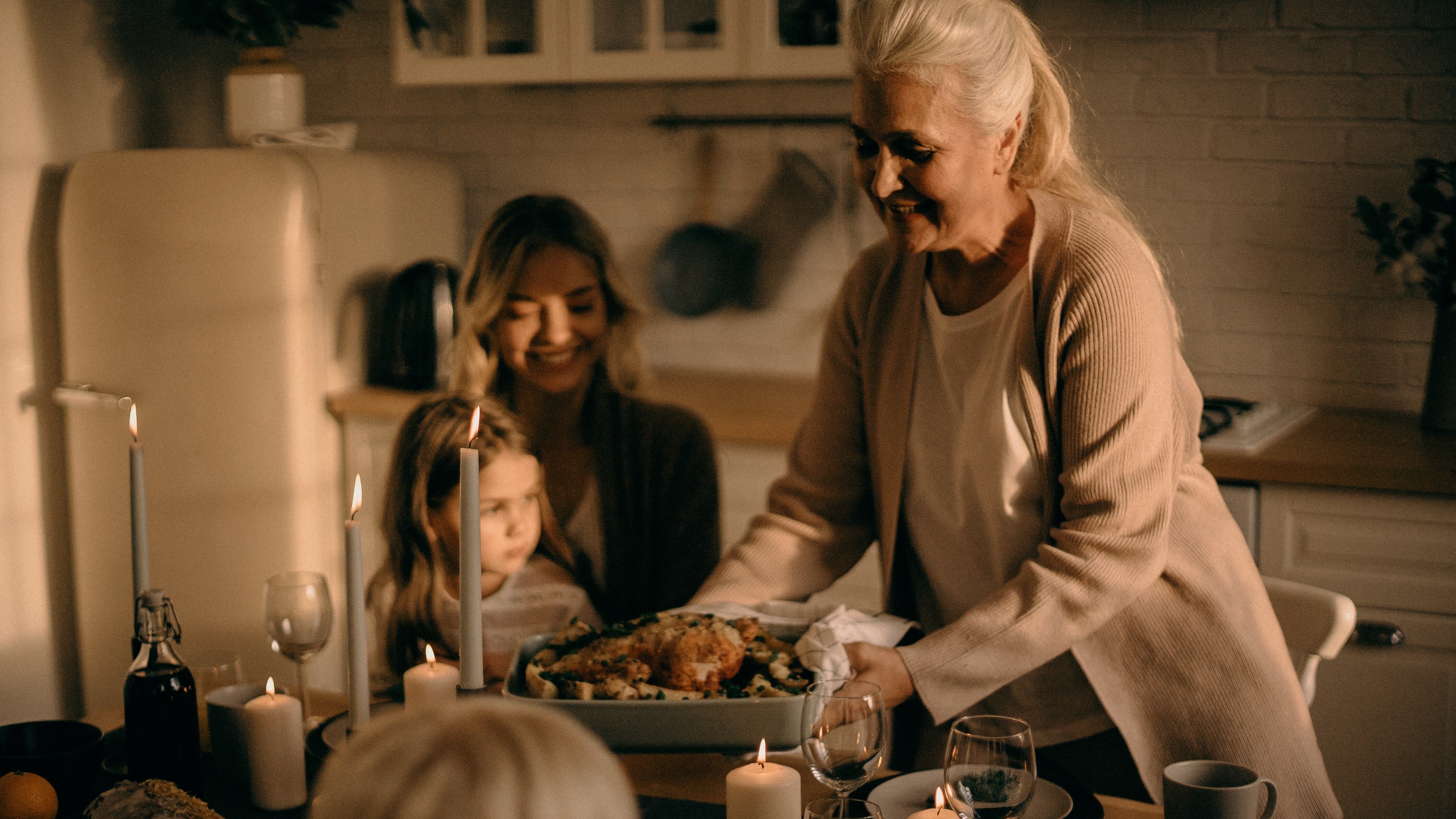 Abuela cobra 20 dólares a familiares por hacer la cena de Navidad y le llueven críticas