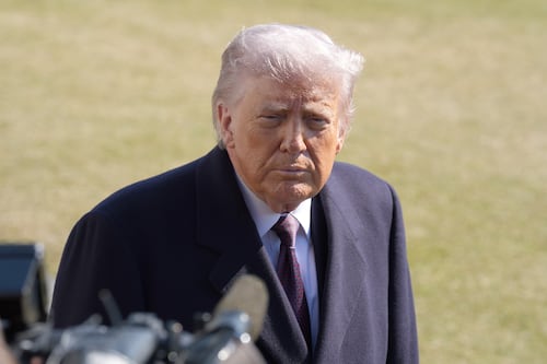 Donald Trump dice que no le gusta ver a Bill Clinton declarar ante el Congreso por caso Epstein