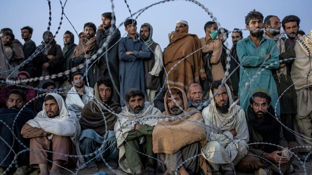 Refugiados afganos esperan ser registrados en un campamento cerca de la frontera entre Pakistán y Afganistán, en Torkham, Afganistán, el sábado 4 de noviembre de 2023. (AP Foto/Ebrahim Noroozi)