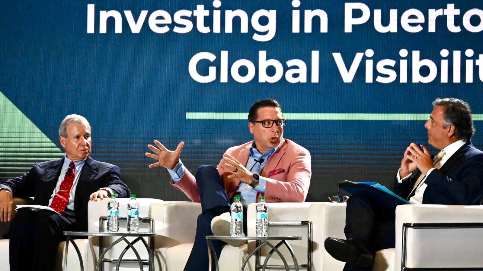 De izquierda a derecha, el gerente general del hotel Royal Sonesta San Juan Raúl Bustamante, CEO de Discover Puerto Rico Jorge Pérez  y el presidente de Real Estate, Hospitality & Finance Practice Group, Jorge Ruiz.