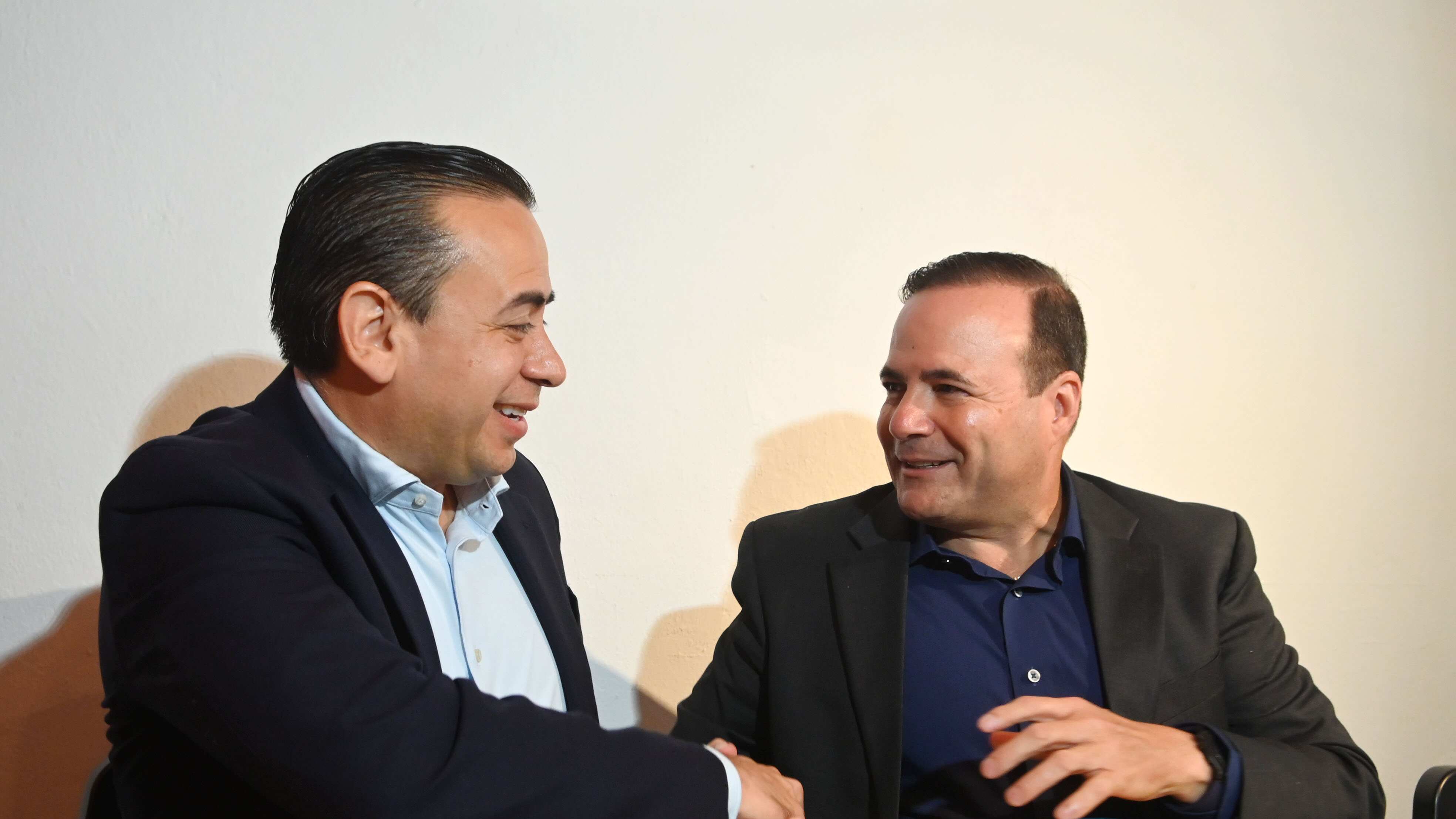 William Villafañe, candidato a la Comisaria en Washington por el PNP, conversa con el capitan Elmer Román