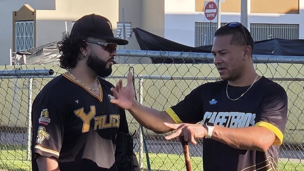 Omar López (derecha), dirigente de los Cafeteros de Yauco.