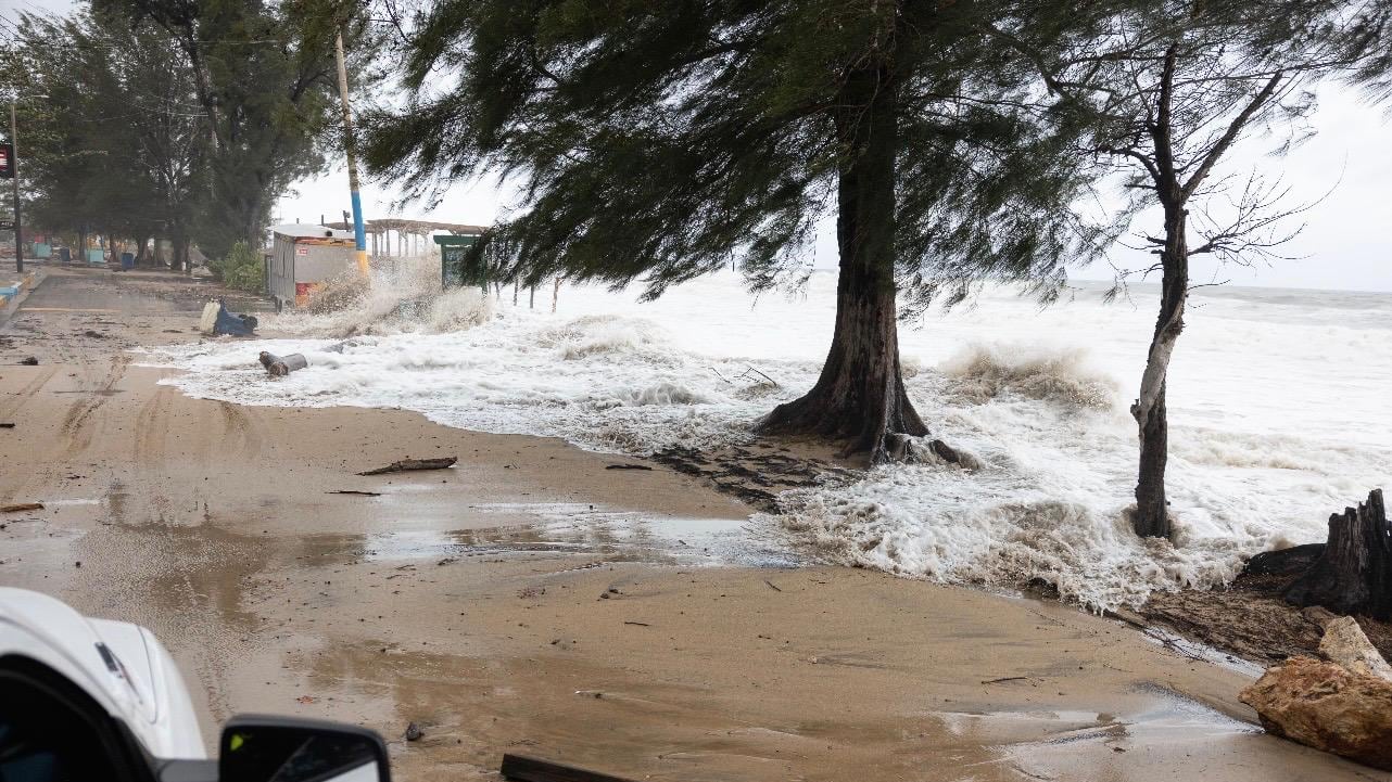 El alcalde pidió a la ciudadanía que se mantengan fuera de las costas.