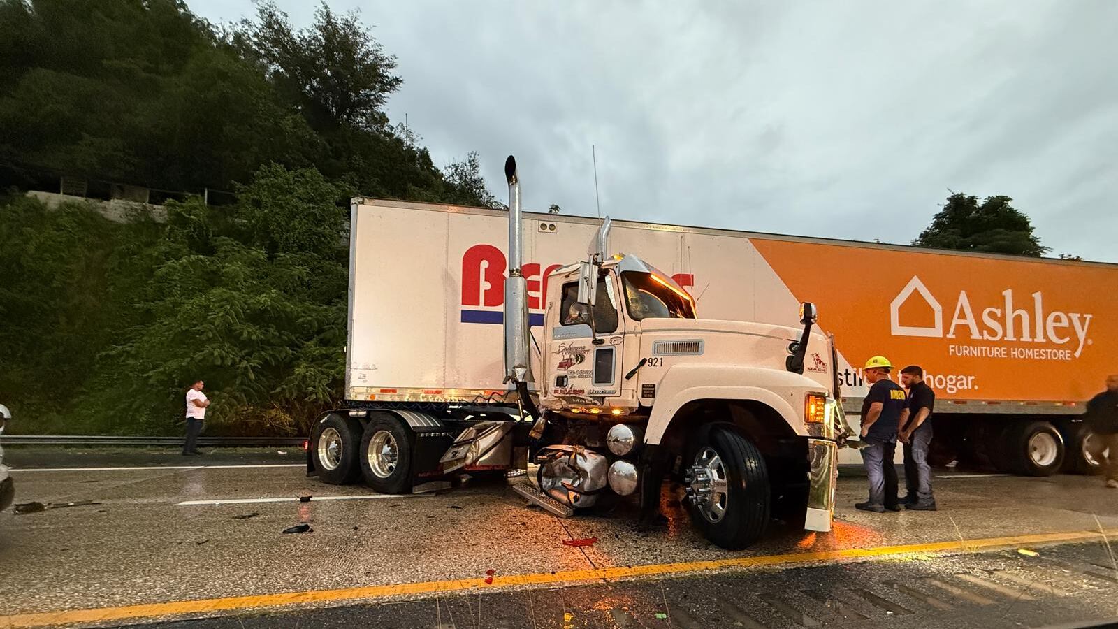 Accidente entre varios carros y un camión provoca tapón en el Expreso 22.
