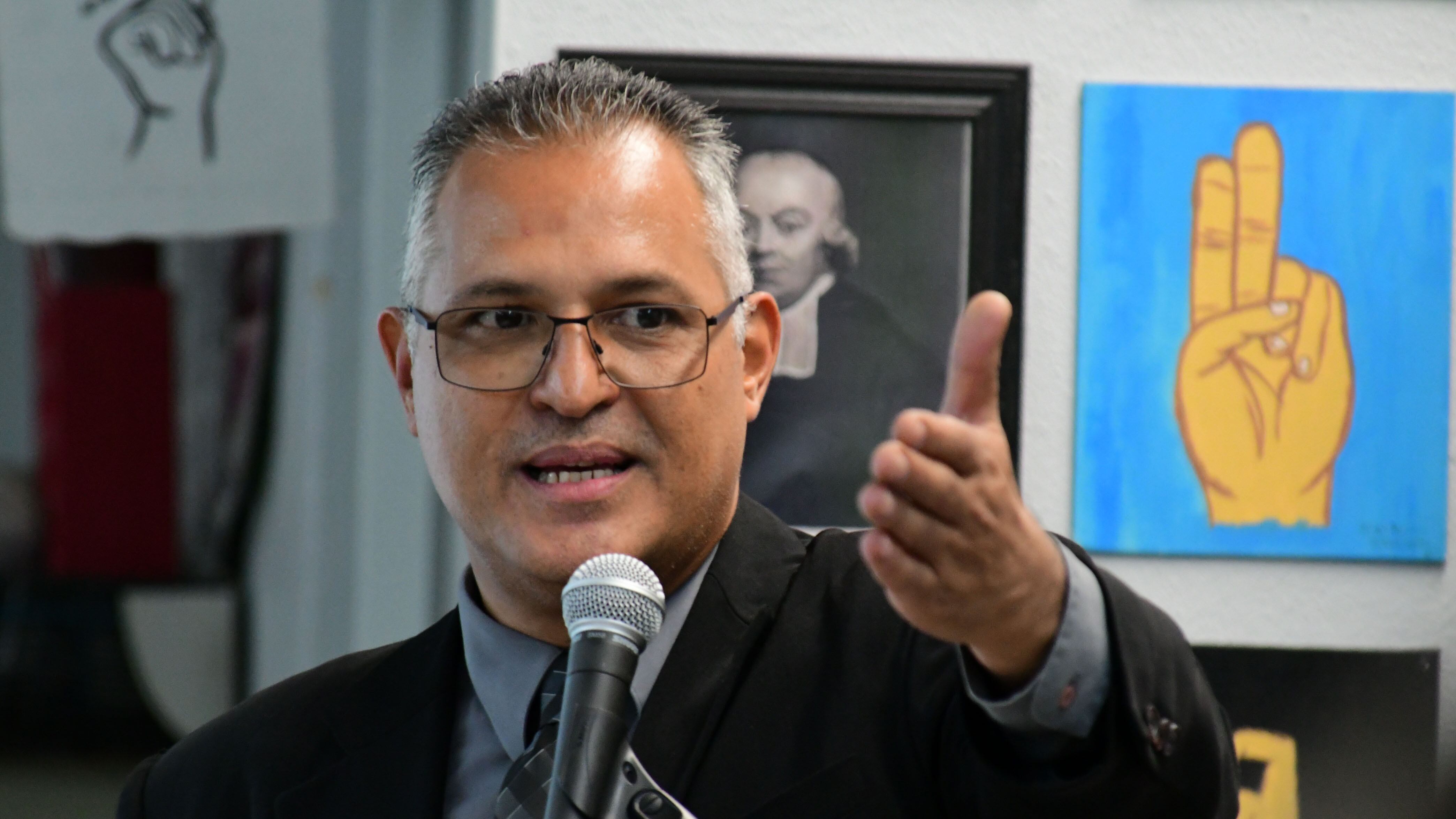 El lcdo. Juan Troche, direct. ejecutivo de la Oficina Enlace de la Comunidad Sorda