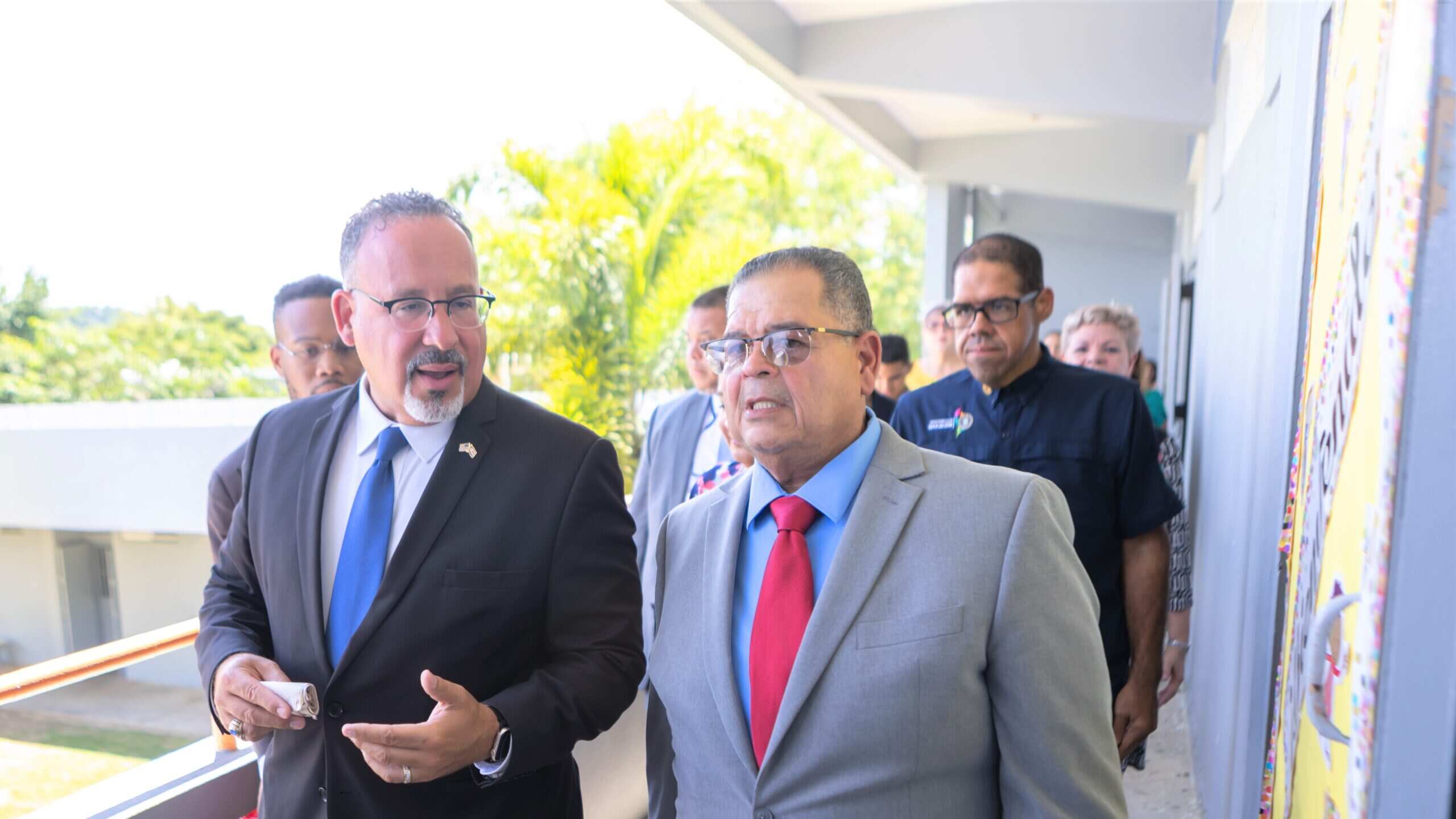 El secretario de Educación federal visitó una escuela el Juncos.