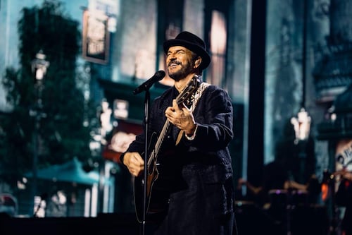 Arjona transforma su residencia en homenaje cultural a país