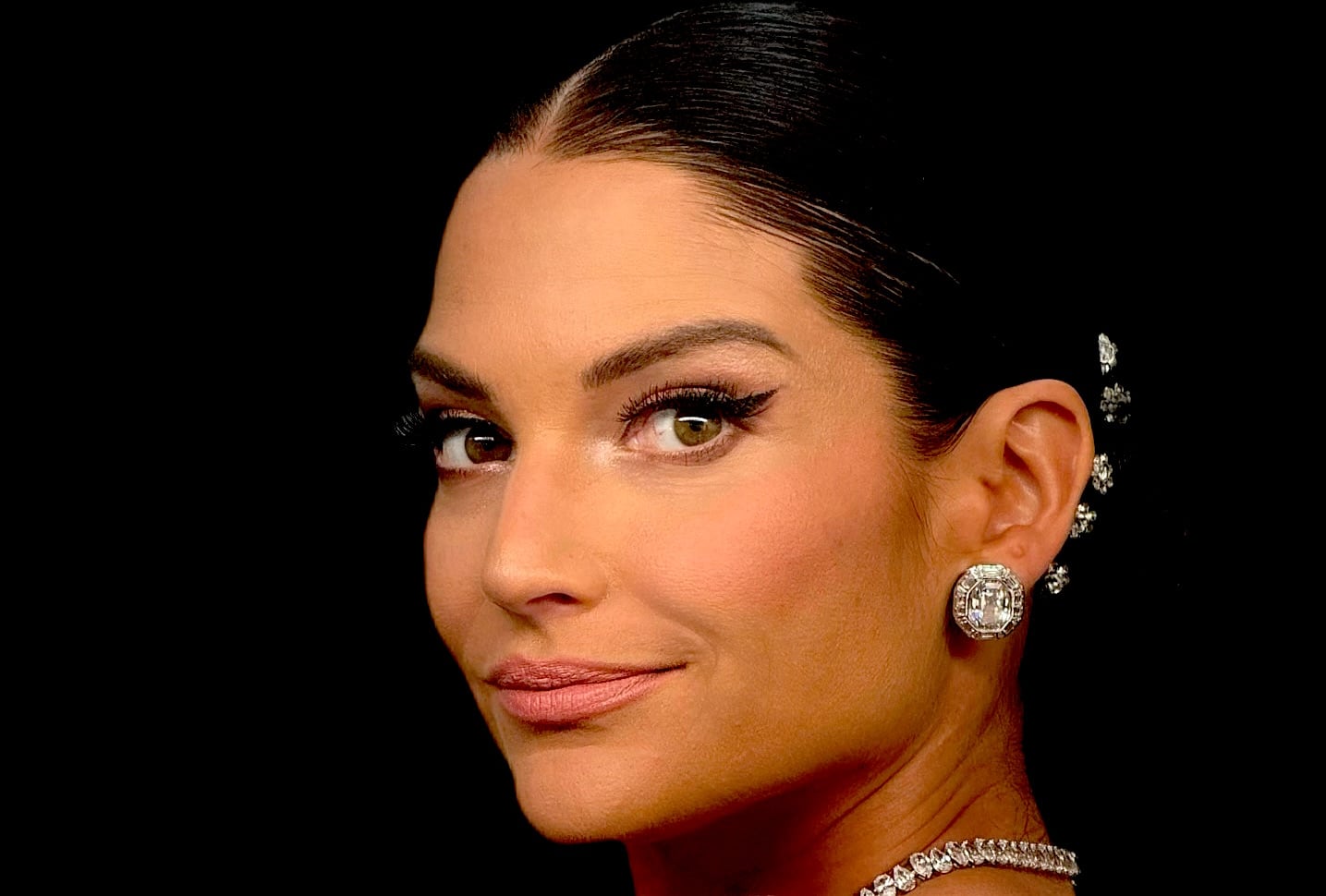 Falla el avión de Natalia Jiménez y aterrizan de emergencia