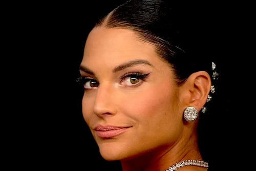 Falla el avión de Natalia Jiménez y aterrizan de emergencia