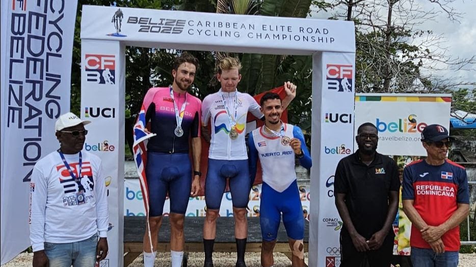 Christopher Morales recibe la medalla de bronce en el Campeonato del Caribe de Ciclismo en Belice