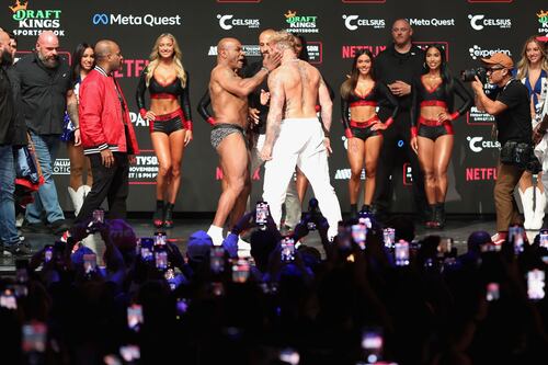Mike Tyson golpeó a Jake Paul en la ceremonia de pesaje y desata tensión previa al combate